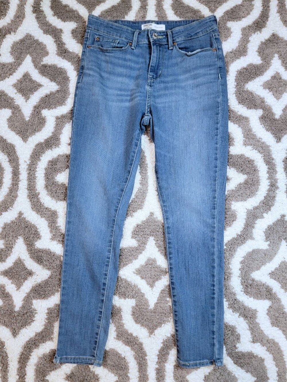 Signature Levi Strauss Mid Rise Skinny Jeans | Size: 6S